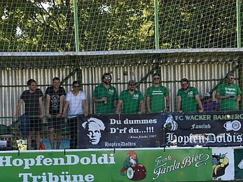 Die "Hopfendoldis" in Aktion bei einem Spiel der Mannschaft ihres Herzens: FC Wacker Bamberg Foto: privat