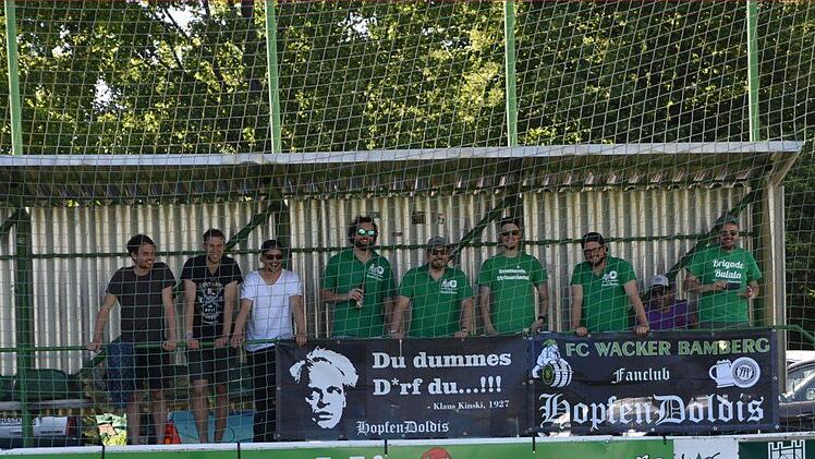 Die "Hopfendoldis" in Aktion bei einem Spiel der Mannschaft ihres Herzens: FC Wacker Bamberg Foto: privat