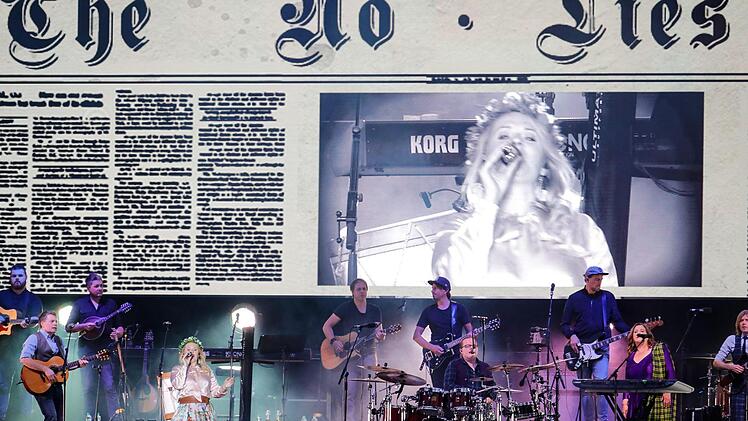 Bei ihrer Premiere in Coburg genossen die Mitglieder der Kelly Family die besondere Stimmung auf dem Schlossplatz.  Foto: Matthias Hoch