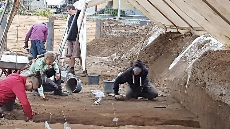 Grabungsleiterin Maria Messingschlager (grüne Kleidung) sucht mit ihrem Bamberger Archäologen-Team nach Resten frühmittelalterlicher Forchheimer Siedlungsgeschichte.  Fotos: Ekkehard Roepert