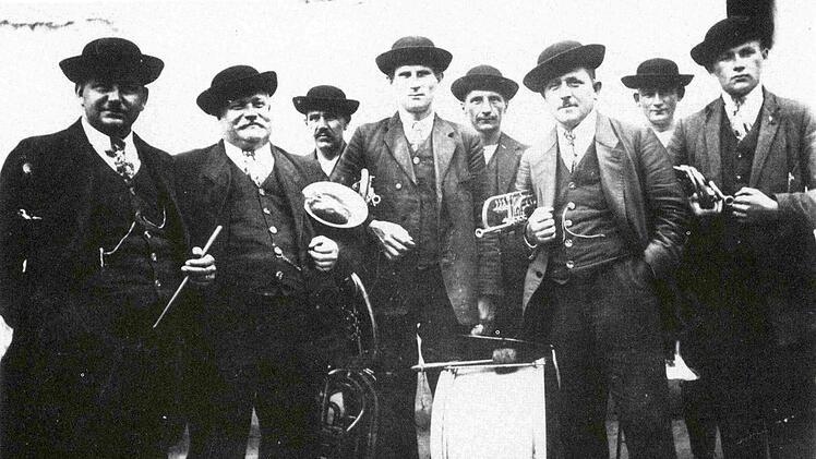 Die Gründungsmitglieder Gottlieb Schmerler, Hans Schmerler, Ferdl Weiß, Gottlieb Schmerler, Hans Mönius (Adelsdorf), Stoll (Gottesgab), H. Mönius (Adelsdorf) und Fritz Schmerler