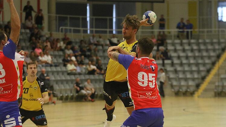 Zwei Aktivposten ihrer Teams im direkten Duell: Der Coburger Tobias Varvne beim Abschluss gegen den Eisenacher Alexander Saul Foto: Iris Bilek