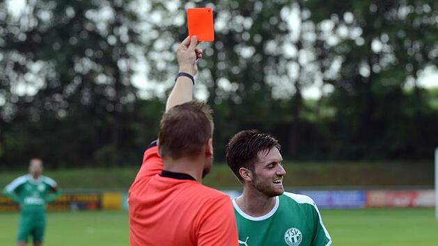 Schiedsrichter Sebastian Eder zeigt Mikel Seiter f&uuml;r eine T&auml;tlichkeit die Rote Karte.  Foto: Dirk Meier