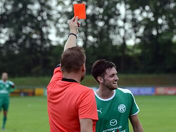 Schiedsrichter Sebastian Eder zeigt Mikel Seiter f&uuml;r eine T&auml;tlichkeit die Rote Karte.  Foto: Dirk Meier