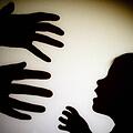 Täter, die Kinder sexuell missbrauchen, stammen oft aus dem sozialen Umfeld des Opfers. Mit 80 Prozent ist die Aufklärungsquote entsprechend hoch. Symbolbild: Patrick Pleul, dpa