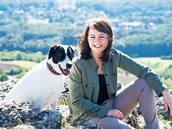 Kerstin Glaser, geborene Nestrojil, tankt bei langen Spaziergängen mit ihrem Hund Sally Kraft. Besonders zeichnet sie ihr soziales Engagement aus. Foto: Michèle Trost