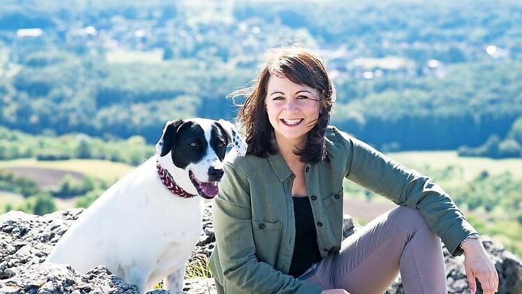 Kerstin Glaser, geborene Nestrojil, tankt bei langen Spaziergängen mit ihrem Hund Sally Kraft. Besonders zeichnet sie ihr soziales Engagement aus. Foto: Michèle Trost