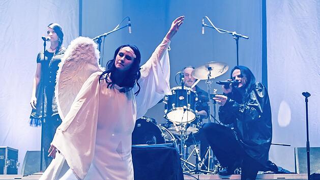 2015 spielten "Goethes Erben" aus Oberfranken mit S&auml;nger Oswald Henke und Schlagzeuger Markus K&ouml;stner (Zweiter von rechts) beim Amphi-Festival, zu dem 16000 Fans gekommen waren, in der K&ouml;lner Lanxess-Arena.