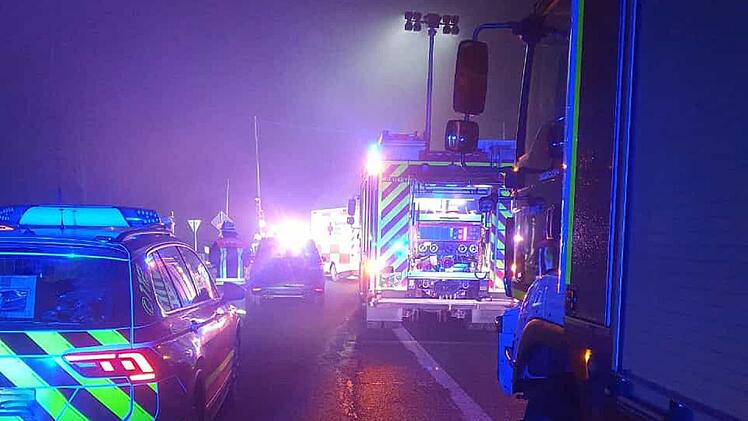 B289 bei Mainleus: Beim Abbiegen übersehen: Schwerer Crash an Baustellen-Ampel - Frau in Auto eingeklemmt