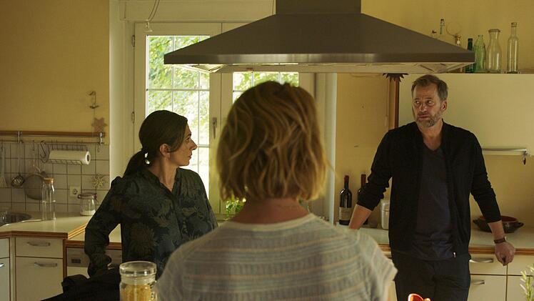 Was haben die stellvertretende Klinikchefin G&uuml;lay Aksoy (Ilknur Boyraz, links) und Witwer Udo Spranger (Christian Erdmann) zu verbergen? Kriminalkommissarin Doro Beitinger (Franziska Weisz) hakt nach.