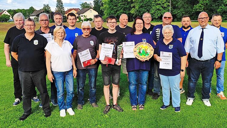Zahlreiche Pokale und Troph&auml;en gab es f&uuml;r die erfolgreichen Sch&uuml;tzen des Kameradschaftsschie&szlig;ens.
