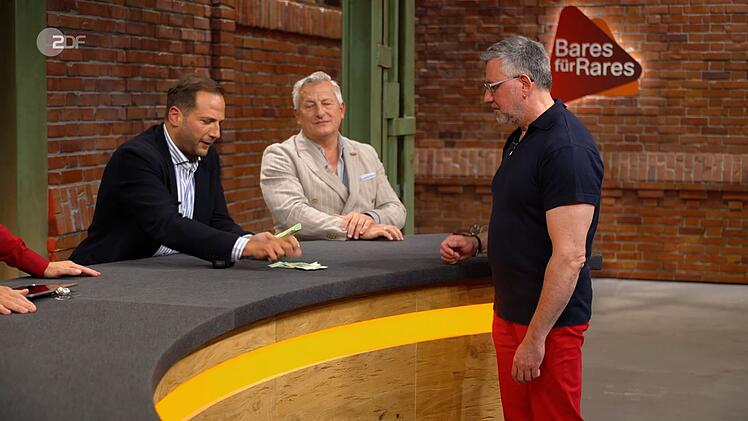 Die 1.250 Euro von Julian Schmitz-Avila (links) machten Verk&auml;ufer J&ouml;rgen "total happy".