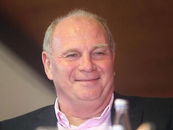 Bayern-Präsident Uli Hoeneß sprach am Freitagnachmittag vor 315 geladenen Gästen in der Itzgrundhalle in Rossach. Anlaß war der 12. Fußball-Stammtisch von Edel-Gastronom Erich Schramm, der in Rossach aufgewachsen ist und inzwischen seit vielen Jahren am Wörthersee lebt.