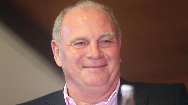 Bayern-Präsident Uli Hoeneß sprach am Freitagnachmittag vor 315 geladenen Gästen in der Itzgrundhalle in Rossach. Anlaß war der 12. Fußball-Stammtisch von Edel-Gastronom Erich Schramm, der in Rossach aufgewachsen ist und inzwischen seit vielen Jahren am Wörthersee lebt.