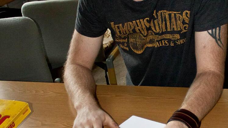 Daniel Kaiser mit dem Plan für die prvosorische Ballettbühne in der Montagehalle der Theater-Werkstätten.