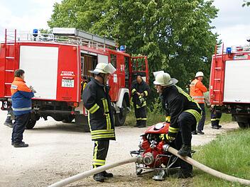 Die Übung hat gut geklappt, nach dem "Löschen" steht das Aufräumen, damit die Wehr so schnell wie möglich wieder einsatzbereit ist.