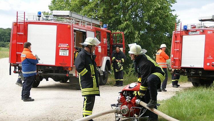 Die Übung hat gut geklappt, nach dem "Löschen" steht das Aufräumen, damit die Wehr so schnell wie möglich wieder einsatzbereit ist.