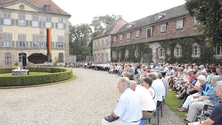Ein einmaliges Ambiente gab der Schlosshof beim Festgottesdienst zum Jubiläum ab. Foto: Gerhard Schmidt
