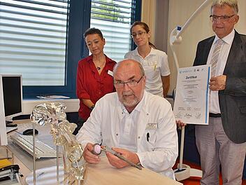 Stolz auf die Zertifizierung als Endo-Prothetik-Zentrum der Kreisklinik Bad Neustadt sind Chefarzt Dr. med. Michael Sperlich, sowie (dahinter von links): Silke Christ, Dr. Kristin Wahl und Dr. med. Waldemar Hohm.   Foto: Friedrich