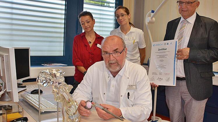 Stolz auf die Zertifizierung als Endo-Prothetik-Zentrum der Kreisklinik Bad Neustadt sind Chefarzt Dr. med. Michael Sperlich, sowie (dahinter von links): Silke Christ, Dr. Kristin Wahl und Dr. med. Waldemar Hohm.   Foto: Friedrich