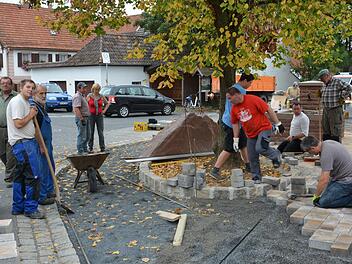 Eifrig arbeiten die Frankenbrunner bei der Gestaltung des Dorfplatzes zusammen. Foto: Björn Hein