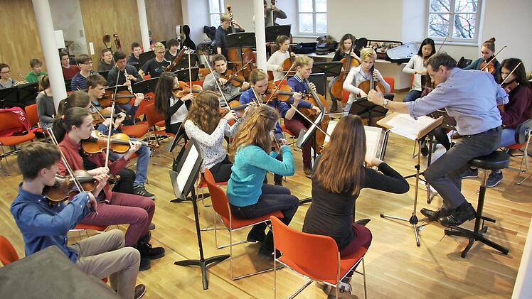 Das Jugendorchester unter Leitung von Schulleiter Martin Erzfeld bei einer Probe in der Musikschule  Foto: Andy Conrad