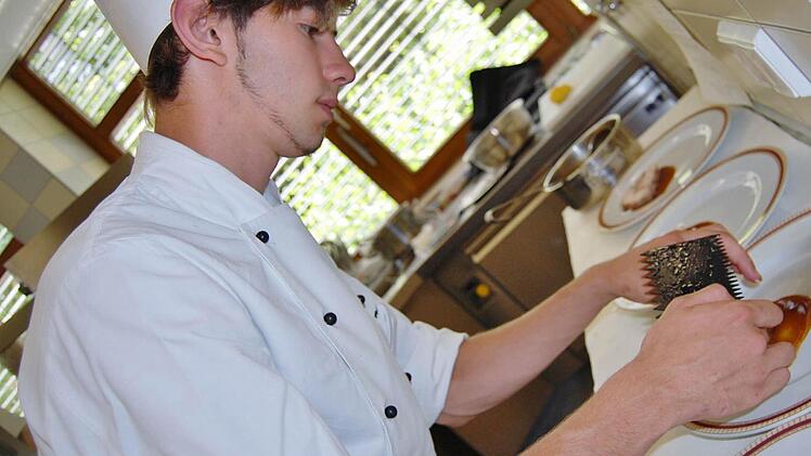 Frank Brückmann (20), Koch-Azubi im Hotel-Restaurant Sonnentau in Fladungen, richtet das Hauptgericht an. Foto: Sigismund von Dobschütz