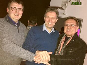 Bernd Liebhardt (CSU), Klaus Löffler (CSU) und Wolfgang Beiergrößlein (FW) trafen sich bei einer Veranstaltung in Marktrodach. Darauf machten Fotos im Netz die Runde und sorgten für Diskussionen. Foto: privat