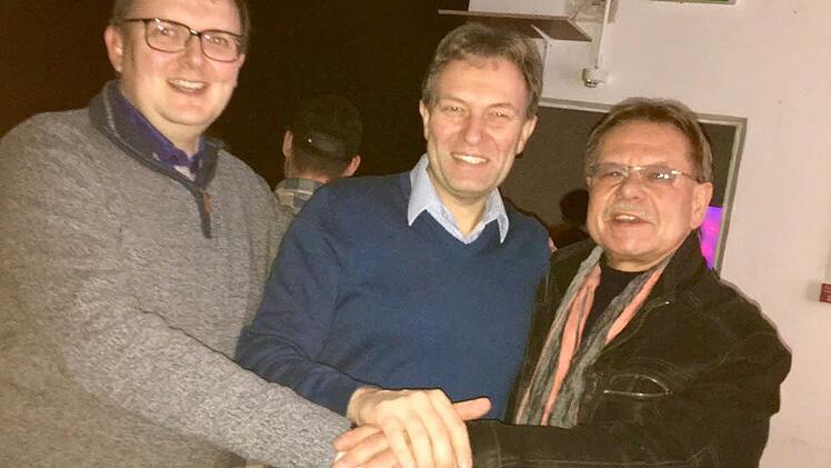 Bernd Liebhardt (CSU), Klaus Löffler (CSU) und Wolfgang Beiergrößlein (FW) trafen sich bei einer Veranstaltung in Marktrodach. Darauf machten Fotos im Netz die Runde und sorgten für Diskussionen. Foto: privat