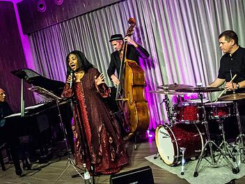 Kirk Lightsey, Melba Joyce, Wolfram Derschmidt und Dusan Novakov (von links) begeisterten das Publikum bei ihrem Gastspiel in Coburg.Foto: Jochen Berger