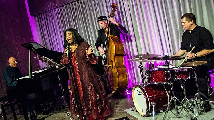 Kirk Lightsey, Melba Joyce, Wolfram Derschmidt und Dusan Novakov (von links) begeisterten das Publikum bei ihrem Gastspiel in Coburg.Foto: Jochen Berger