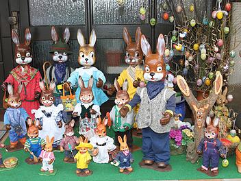 In Kauernburg sind die Osterhasen außer Rand und Band: Peter und Irmgard Knopf haben schon vor fast zwanzig Jahren ein ganzes Kontingent an Mümmelmännern aufgekauft - und Ostern dürfen die lustigen Gesellen nach draußen. Foto: Sonja Adam