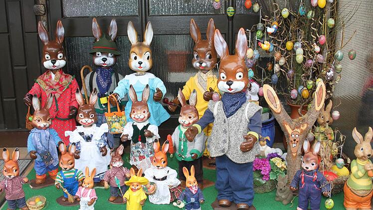 In Kauernburg sind die Osterhasen außer Rand und Band: Peter und Irmgard Knopf haben schon vor fast zwanzig Jahren ein ganzes Kontingent an Mümmelmännern aufgekauft - und Ostern dürfen die lustigen Gesellen nach draußen. Foto: Sonja Adam
