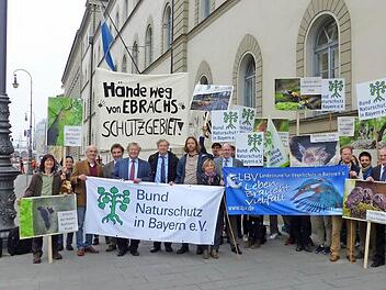 Einspruch gegen die Aufhebung eines Schutzgebiets: Naturschützer demonstrierten in München vor dem Verwaltungsgerichtshof.  Foto: p