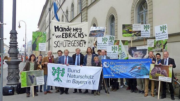 Einspruch gegen die Aufhebung eines Schutzgebiets: Naturschützer demonstrierten in München vor dem Verwaltungsgerichtshof.  Foto: p