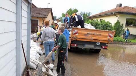 In Untersteinbach wurden Sandsäcke gegen das Wasser eingesetzt.