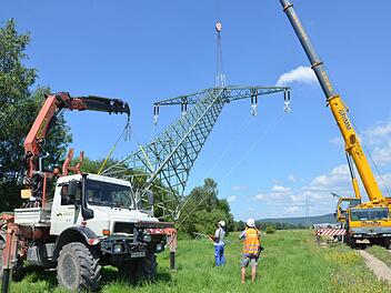 Bei Sonneberg wird der Mast Nummer 31 der neuen Bahnstromtrasse zwischen Wörlsdorf und Roth auf der Höh errichtet. Foto: Rainer Lutz