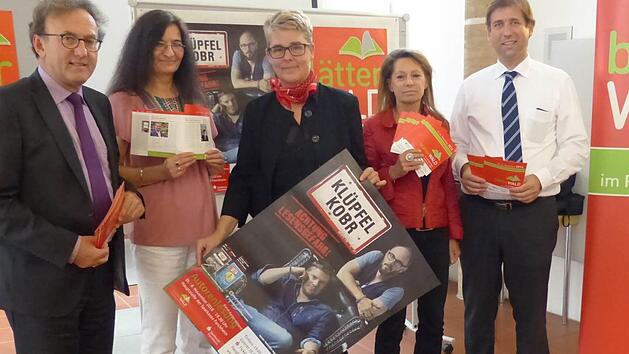 Sponsoren und Organisatioren des "Bl&auml;tterwalds" (v. l.): Ewald Maier, Marion Schmidt, Jacqueline Krempe, Slivia Bessler und Landrat Hermann Ulm  Foto: Pauline Lindner