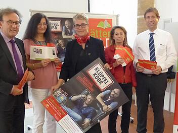 Sponsoren und Organisatioren des "Blätterwalds" (v. l.): Ewald Maier, Marion Schmidt, Jacqueline Krempe, Slivia Bessler und Landrat Hermann Ulm  Foto: Pauline Lindner