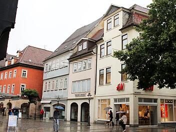 Die Modekette H&M wird künftig auch die Erdgeschossflächen der beiden benachbarten Häuser in der Spitalgasse nutzen. Damit einher geht eine Ausweitung des Angebots: Außer - wie bisher - nur damenmode gibt es dann künftig auch Herren- und Kindermode zu kaufen. Foto: Jochen Berger