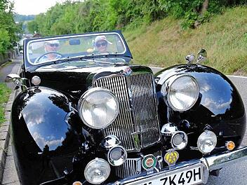 "Etwa 30 Jahre war dieses Auto im Schuppen gestanden", sagt Karl Zitzmann. Mir seinem 71 Jahre alten Triumph erntet er strahlendes Lachen im Straßenverkehr.