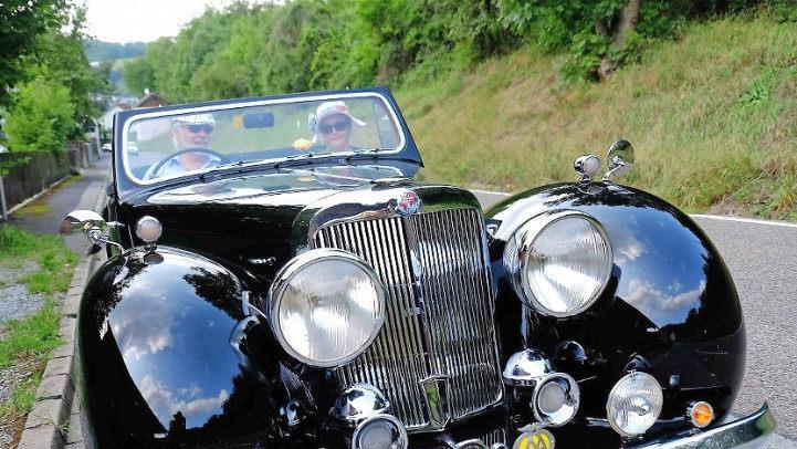 "Etwa 30 Jahre war dieses Auto im Schuppen gestanden", sagt Karl Zitzmann. Mir seinem 71 Jahre alten Triumph erntet er strahlendes Lachen im Straßenverkehr.