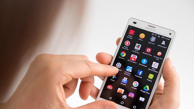 Junk-Dateien, selten genutzte Apps, Widgets und Co. solltest du regelmäßig löschen, um dein altes Handy wieder schneller zu machen. Foto: Andrea Warnecke/dpa