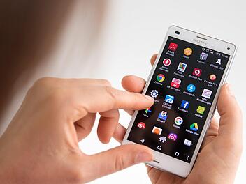 Junk-Dateien, selten genutzte Apps, Widgets und Co. solltest du regelmäßig löschen, um dein altes Handy wieder schneller zu machen. Foto: Andrea Warnecke/dpa