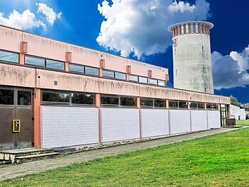 Die Mehrzweckhalle im Vordergrund wird mit großer Sicherheit im kommenden  Jahr nun doch nicht saniert, da der Gemeinde die Mittel fehlen. Was aus dem  Wasserturm im Hintergrund wird, bleibt nach der jüngsten Sitzung des  Gemeinderates noch unklar. Foto: Dieter Britz