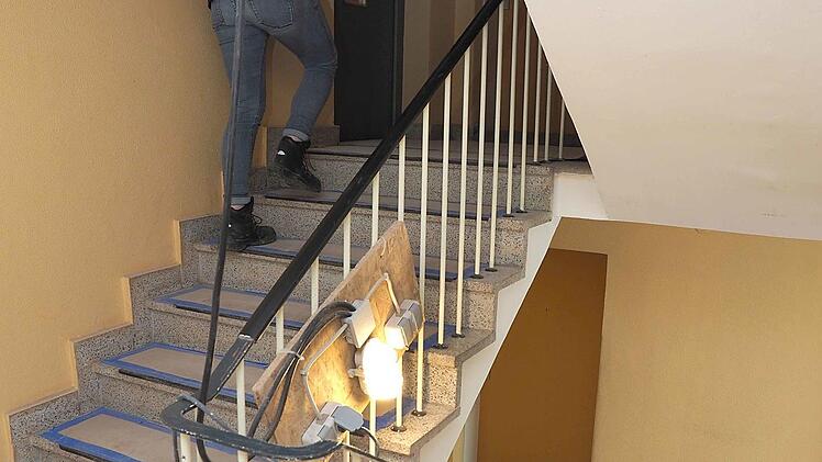 Eine provisorische Elektroinstallation bestimmt das Treppenhaus.