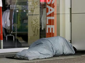 Gerade für Obdachlose wie auf dem Symbolbild haben sich seit Corona die Lebensbedingungen erschwert.  Foto: Oliver Berg/dpa
