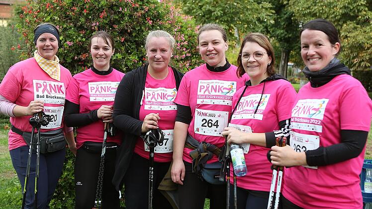 Viele absolvierten den Pinklauf als Gruppe - und ließen sich hinterher zur Erinnerung fotografieren. Foto: Kerstin Junker