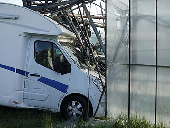 Spektakulärer Verkehrsunfall: Wohnmobil kracht in Gewächshaus Spektakulärer Verkehrsunfall: Wohnmobil kracht in Gewächshaus
