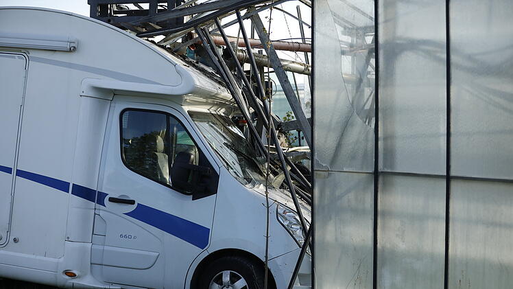 Spektakulärer Verkehrsunfall: Wohnmobil kracht in Gewächshaus